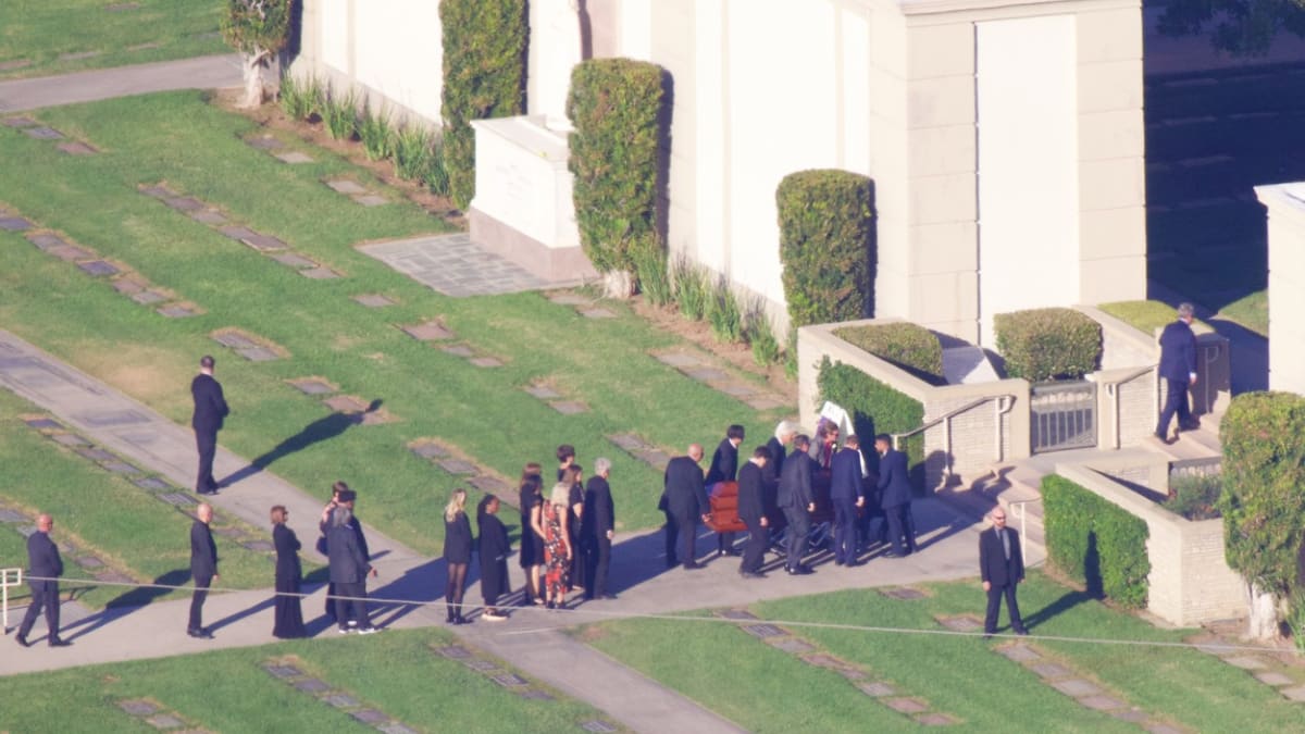 V tichosti a kruhu nejbližších se rodina rozloučila s hercem Matthewem Perrym.