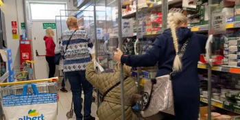 Obchody za hranicemi se připravují na vánoční nákupy. Ve slevách už je i cukroví