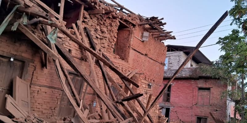 Nepál zasáhlo ničivé zemětřesení. Počet obětí stále roste.