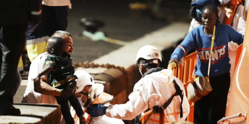 Španělští záchranáři u Kanárských ostrovů zachránili přes 500 migrantů.