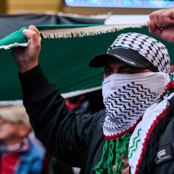 Pochody na podporu Palestinců se zvrhávají v protesty radikálů.