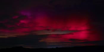 OBRAZEM: Polární záře rozzářila nebe nad Českem. Obloha hrála všemi odstíny rudé