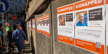 OBRAZEM: Podívejte se do tváří unesených. V Praze visí plakáty rukojmích Hamásu