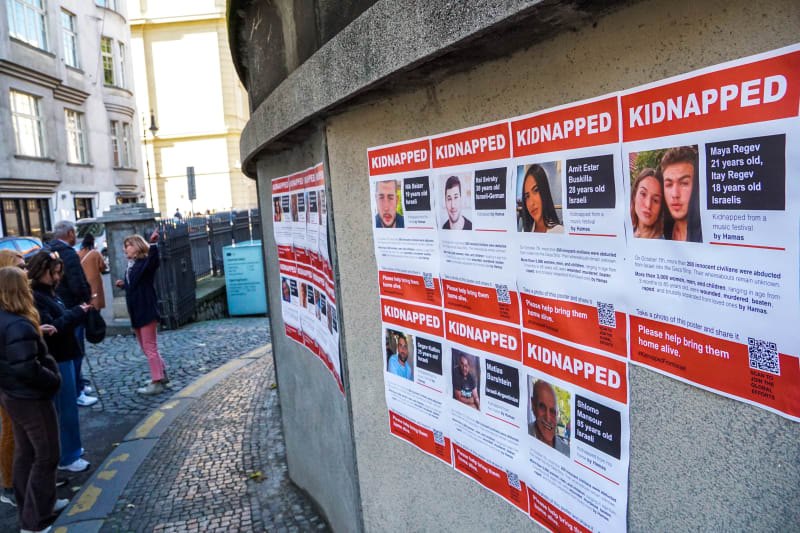Plakáty s lidmi, které unesli teroristé z hnutí Hamás v Izraeli, se objevily i v pražské židovské čtvrti.