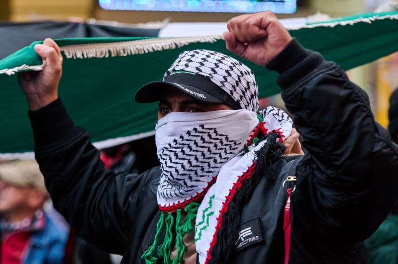 Pochody na podporu Palestinců se zvrhávají v protesty radikálů.