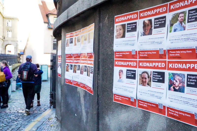 Plakáty s lidmi, které unesli teroristé z hnutí Hamás v Izraeli, se objevily i v pražské židovské čtvrti.