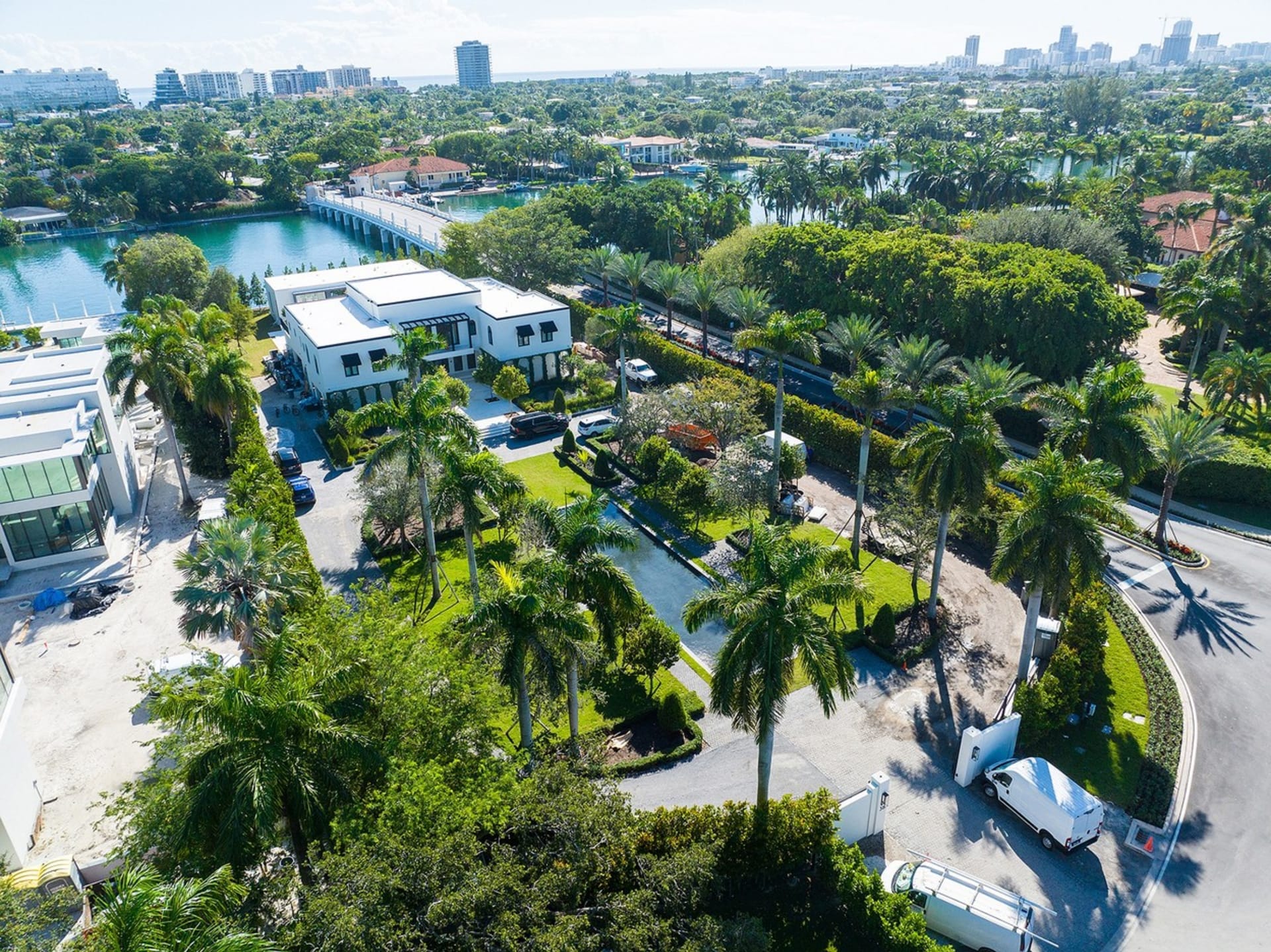 Rezidenci na Miami Beach ve francouzském neoklasicistním stylu s výhledem na Biscayne Bay, která je jen jedním z 34 domů v exkluzivní čtvrti známé jako Billionaire Bunker, koupili manželé v dubnu 2021 za 24 milionů dolarů, což je přibližně 530 milionů korun.