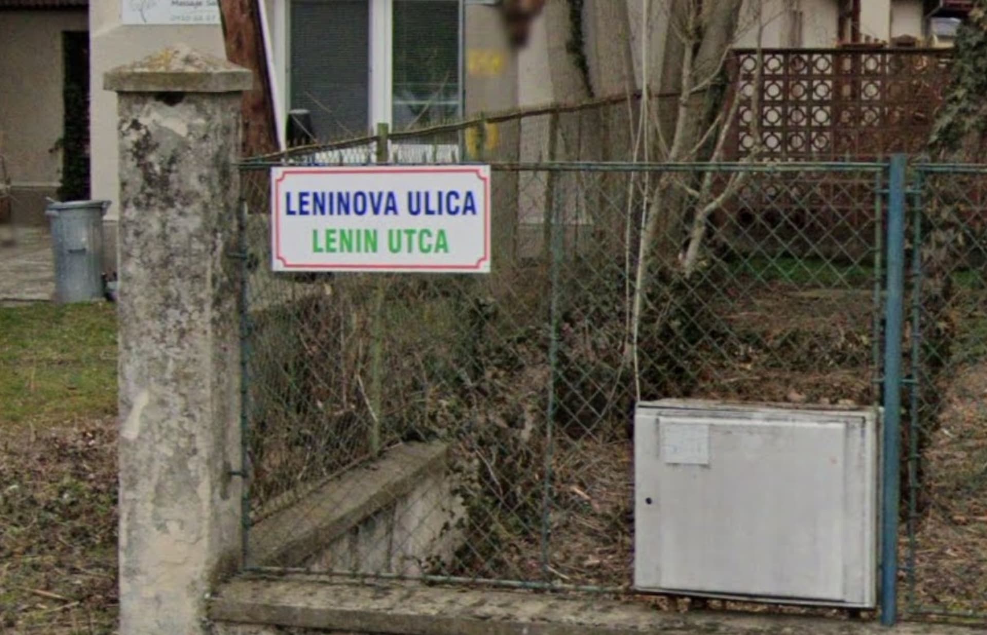 Veľké Úľany na Slovensku, Leninova ulice. Takto ulici ve slovensko-maďarské obci aktuálně představuje mapový web Google Maps. Od 2. listopadu 2023 je to minulost, ulice byla v tichosti přejmenována na Dlouhou.
