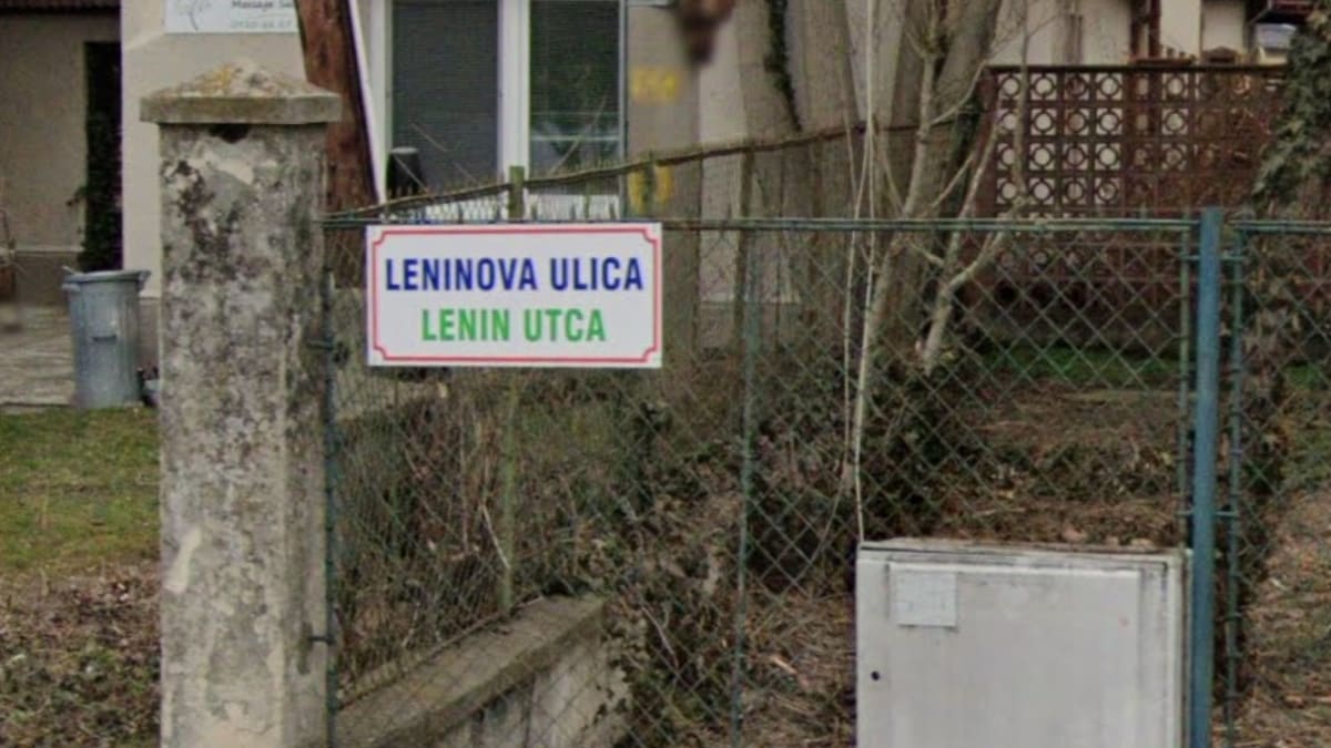 Velké Úlany na Slovensku, Leninova ulice. Takto ulici ve slovensko-maďarské obci aktuálně představuje mapový web Google Maps. Od 2. listopadu 2023 je to minulost, ulice byla v tichosti přejmenována na Dlouhou.