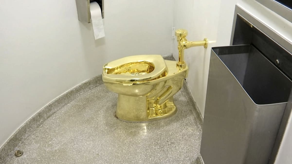 Čtyři Britové jsou obvinění z krádeže zlaté toaletní mísy za miliony liber.