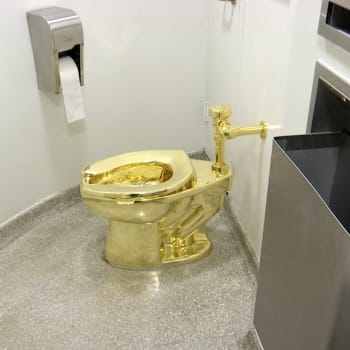 Čtyři Britové jsou obvinění z krádeže zlaté toaletní mísy za miliony liber.