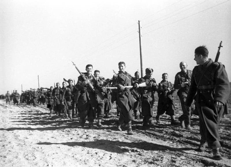 Českoslovenští vojáci pochodují na Kyjev