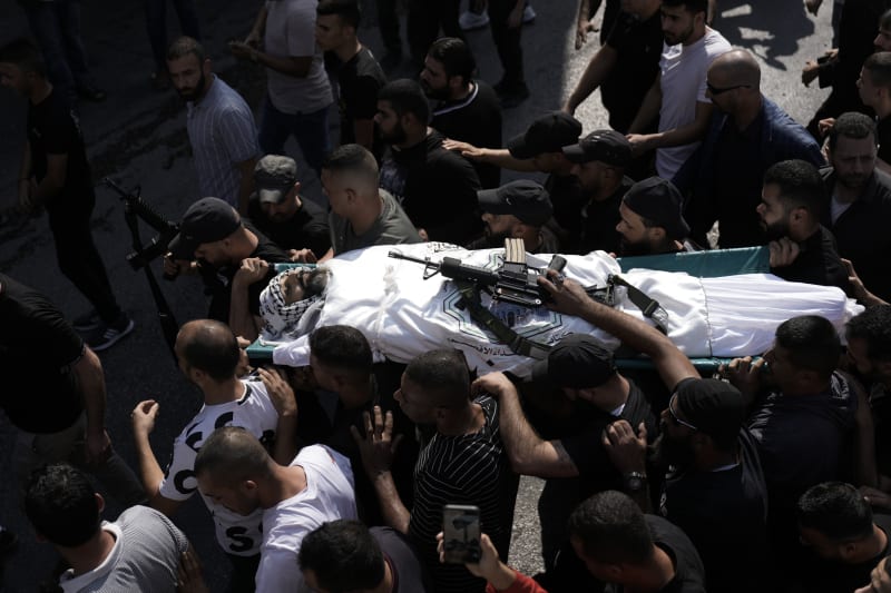 Palestinci oplakávají bojovníka, který zemřel během razie Izraelců na Západním břehu Jordánu