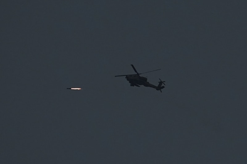 Izraelský vrtulník střílí raketu směrem na Pásmo Gazy