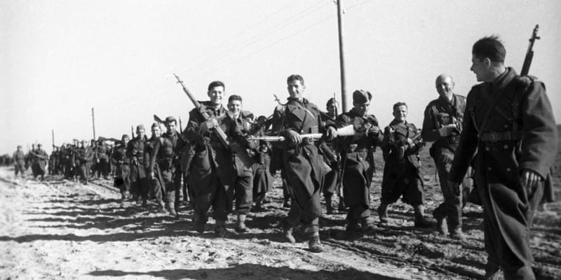 Českoslovenští vojáci pochodují na Kyjev