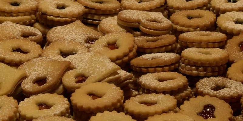 Podle ekonomů by vánoční cukroví nemělo výrazně podražit. Nejvýhodnější ale stále zůstává domácí pečení.