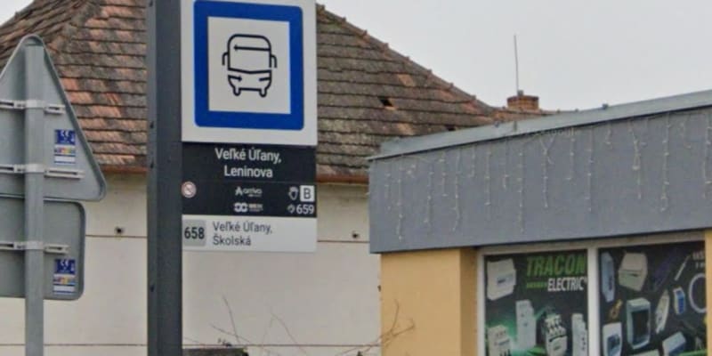 Veľké Úľany na Slovensku, Leninova ulice. Takto ulici aktuálně představuje mapový web Google Maps. Od 2. listopadu 2023 je to minulost, ulice byla v tichosti přejmenována na Dlouhou.
