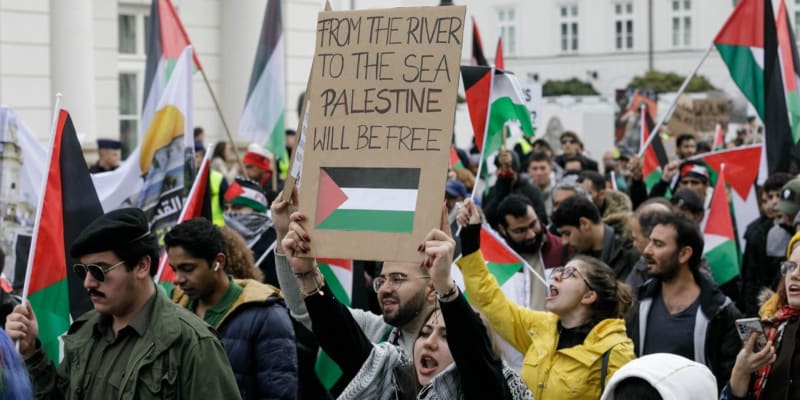 Lidé na propalestinských demonstracích často skandují oblíbenou hlášku: „From the river to the sea, Palestine will be free.“ To by znamenalo zničení Státu Izrael.
