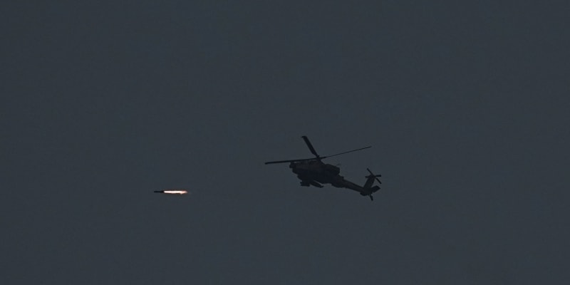 Izraelský vrtulník střílí raketu směrem na Pásmo Gazy