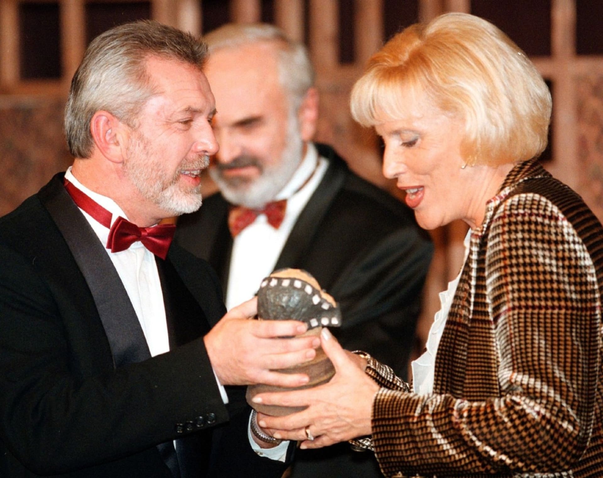Jaromír Hanzlík předal režisérce Marii Poledňákové cenu za nejoblíbenější českou veselohru století, kterou se stala její komedie S tebou mě baví svět.