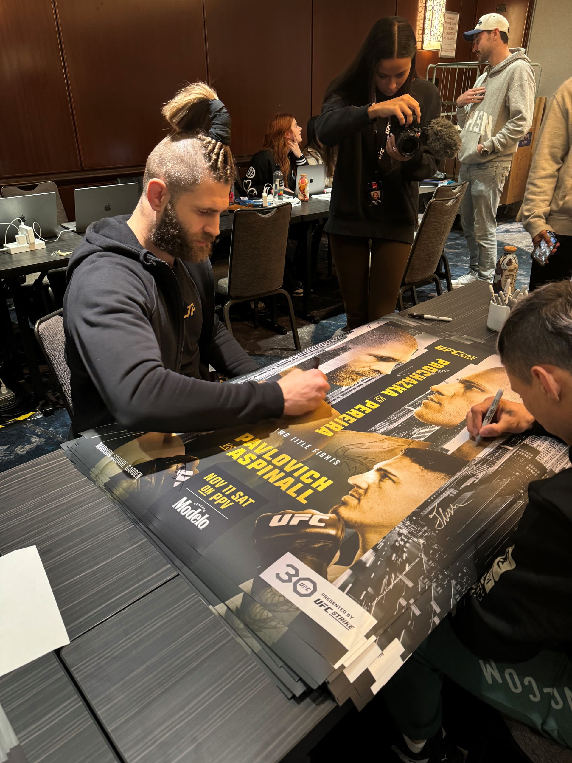 Procházka podepisoval plakáty k turnaji UFC 295.