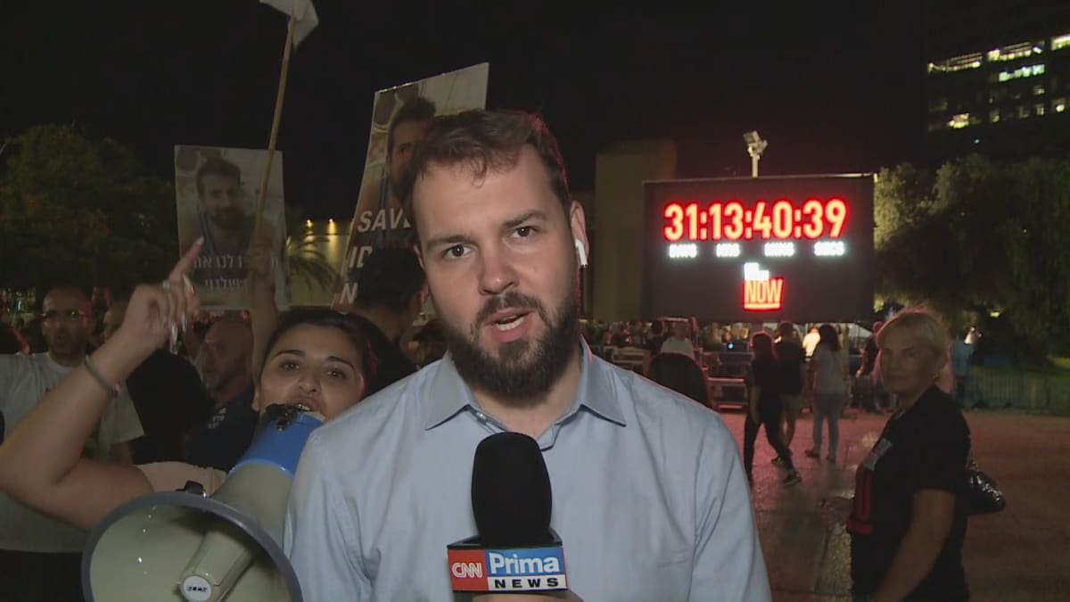 Reportér CNN Prima NEWS v ulicích Tel Avivu