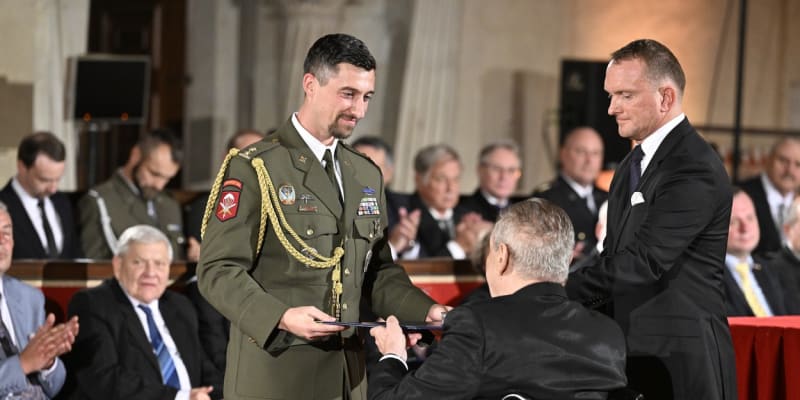 Plukovník a velitel 43. výsadkového pluku Petr Matouš v roce 2022 obdržel státní vyznamenání.