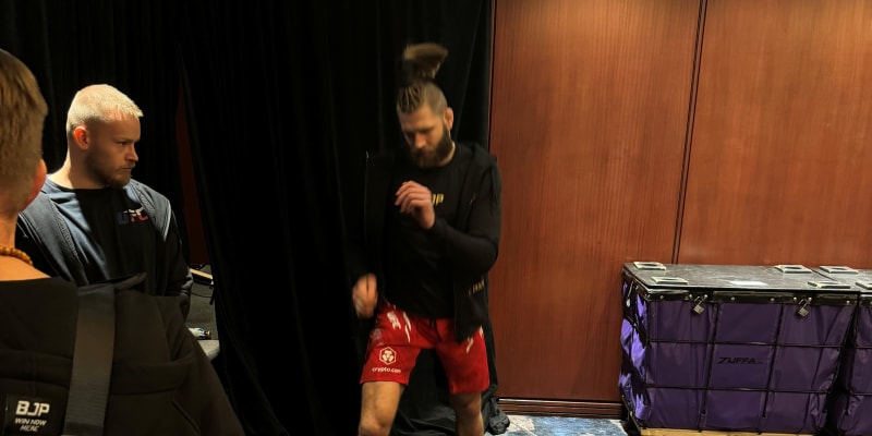 Jiří Procházka si vyzvedl výbavu pro turnaj UFC 295
