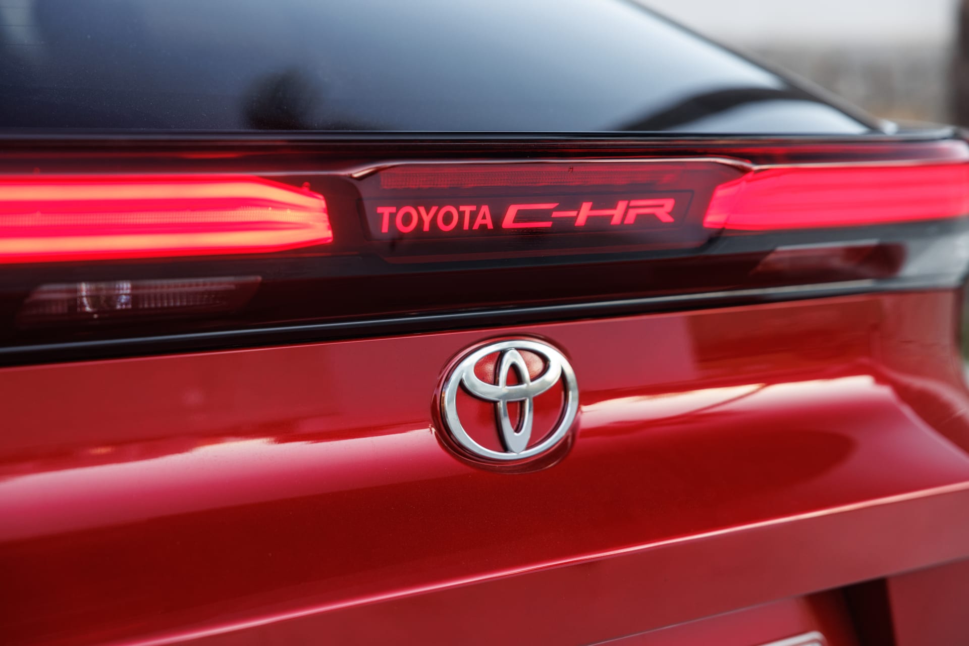 Světelný nápis Toyota C-HR na zádi vozu.