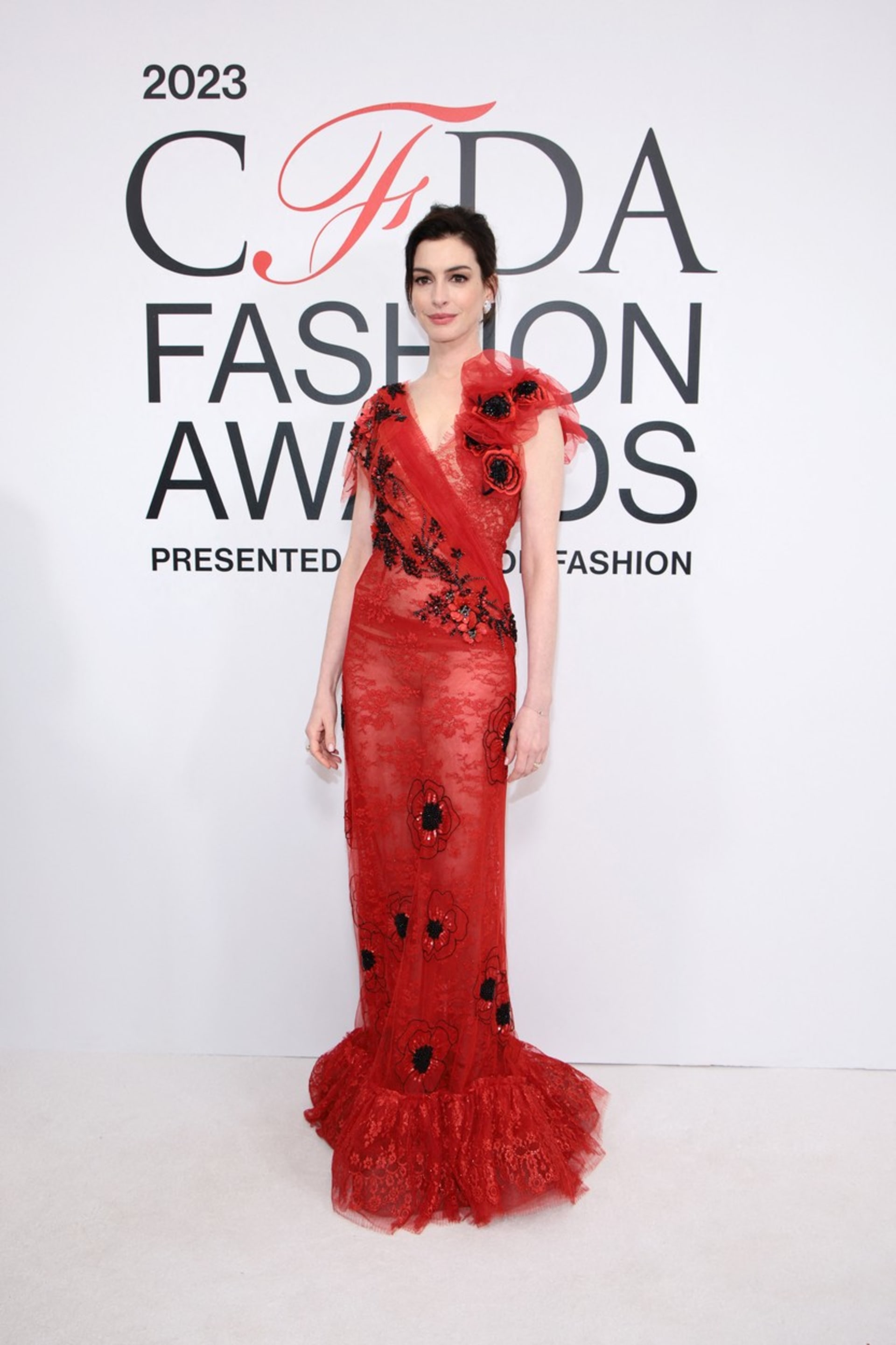 Anne Hathaway se pak převlékla do červených šatů