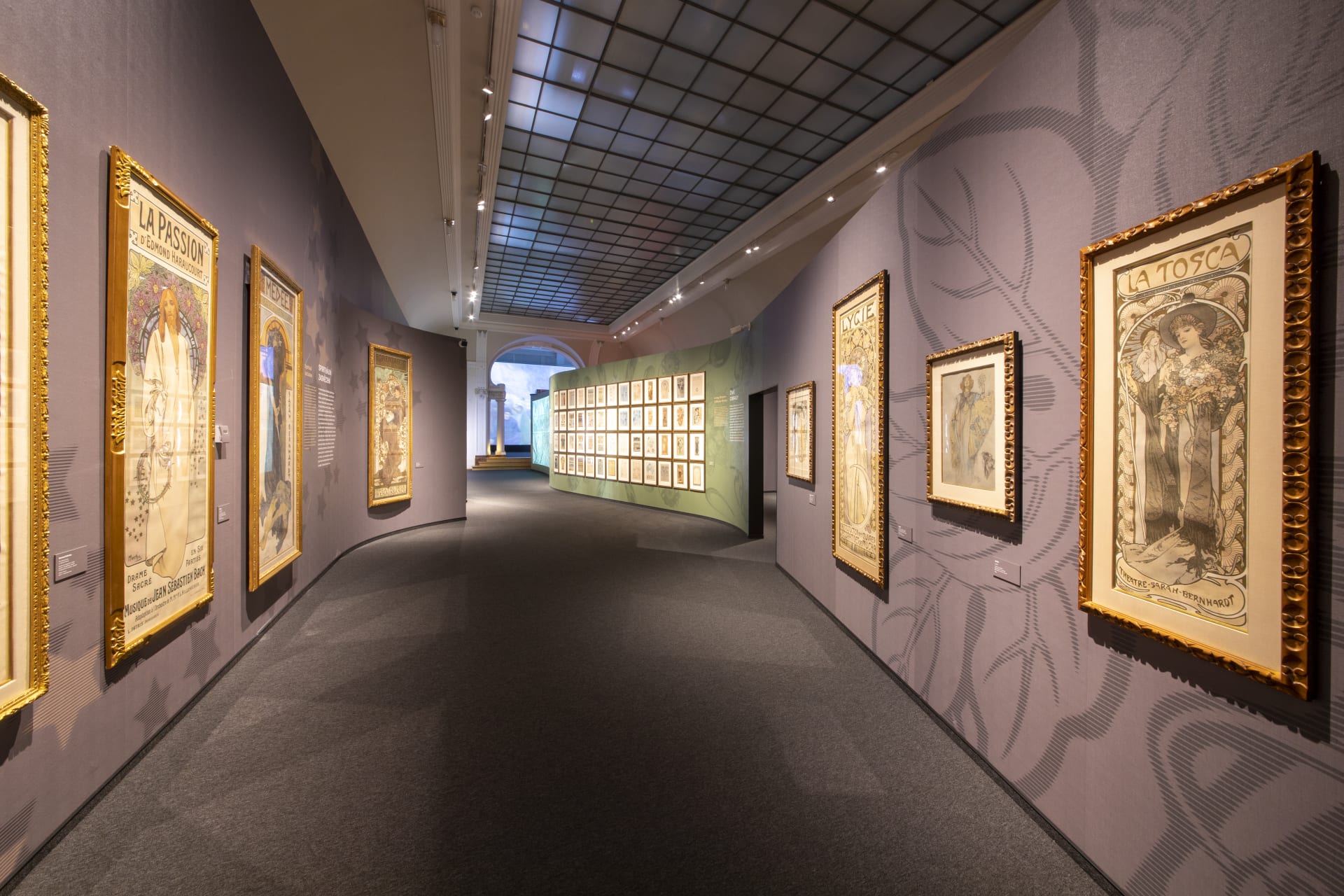 Výstava děl Alfonse Muchy, do kterých mohou lidé investovat.