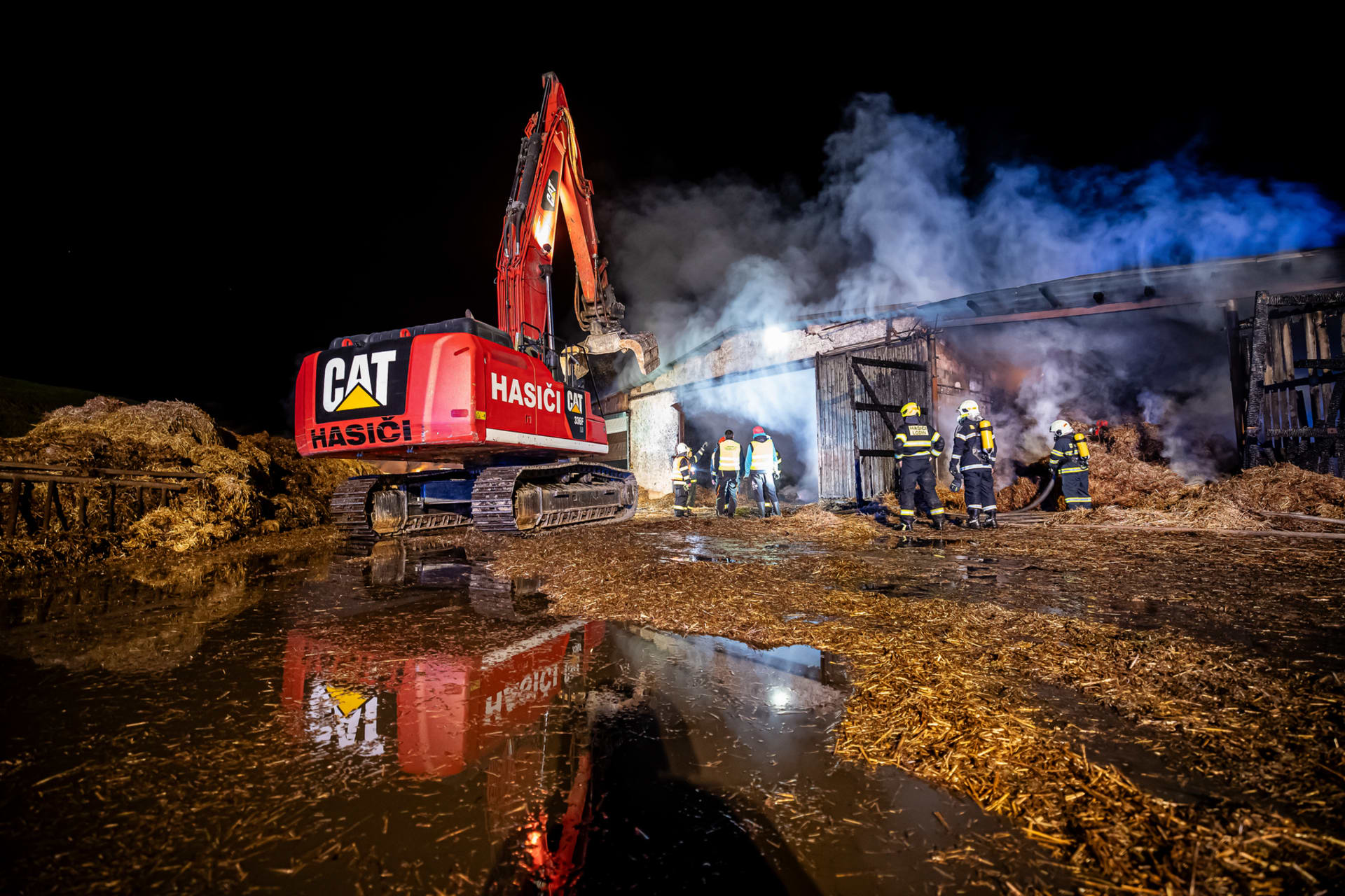 Hasiči na Královéhradecku likvidují velký požár haly se slámou.