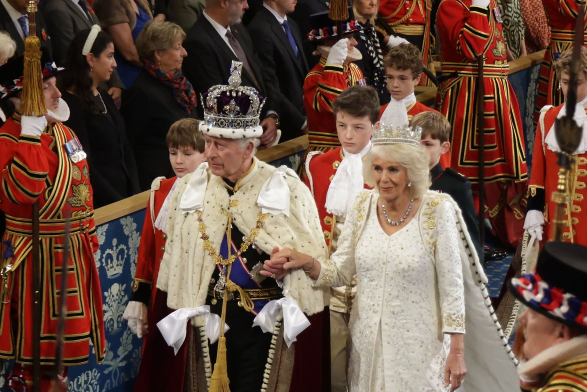 Král Karel III. s manželkou během korunovace