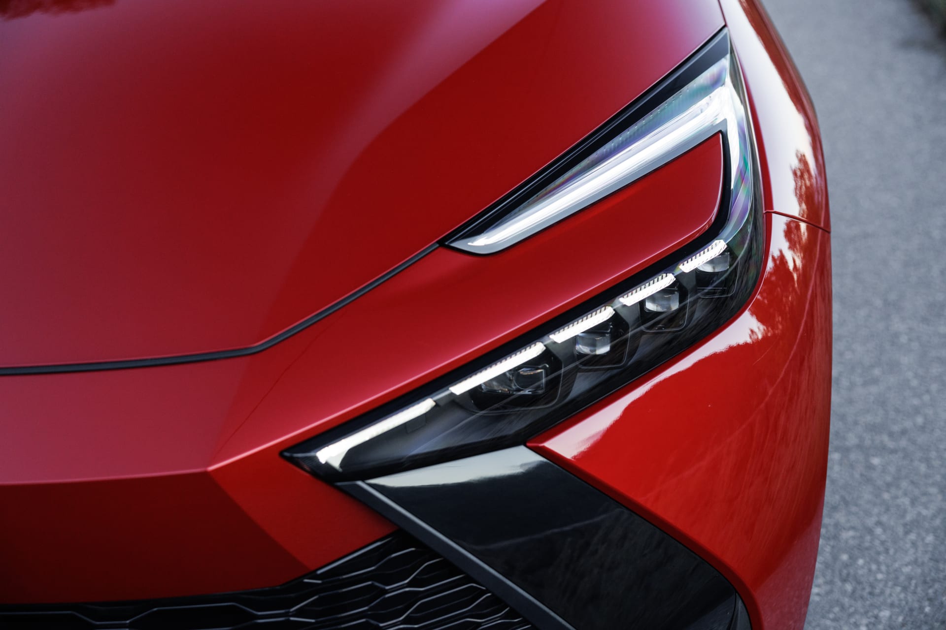 Nová Toyota C-HR ve výbavě Executive a se základním hybridním pohonem o výkonu 140 kW. Nová Toyota C-HR ve výbavě Executive a se základním hybridním pohonem o výkonu 140 kW.
