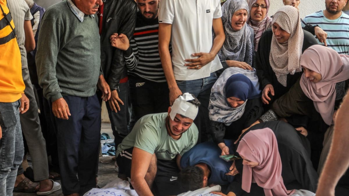 Palestinci truchlí nad ztrátou svých blízkých (7. 11. 2023).