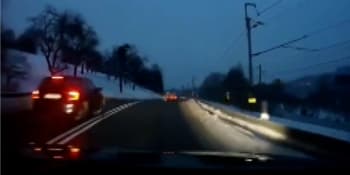 Mrazivé záběry nehody na Vsetínsku. Osobní auto plné náctiletých se čelně srazilo s kamionem