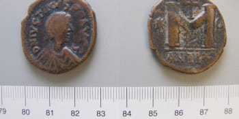 Poklad u Sardinie. Potápěč na dně moře objevil desítky tisíc mincí starých 1 700 let