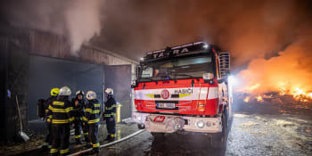 Mohutný požár v Praseku. Dál hoří hala s tisíci balíků slámy, hasiči nesmí dovnitř
