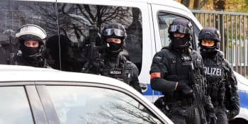 Poplach v Hamburku: Ve škole se zabarikádovali dva ozbrojenci, uvnitř operovalo komando