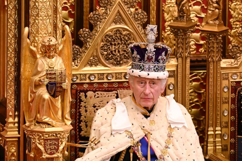 Britský král Karel III. bude hospitalizován kvůli léčbě nezhoubného zvětšení prostaty.