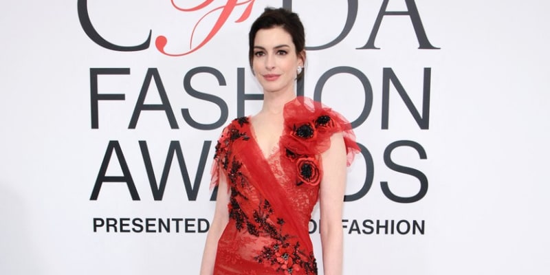 Anne Hathaway se pak převlékla do červených šatů