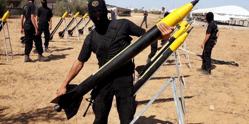 Palestinský militant s raketou Kassám