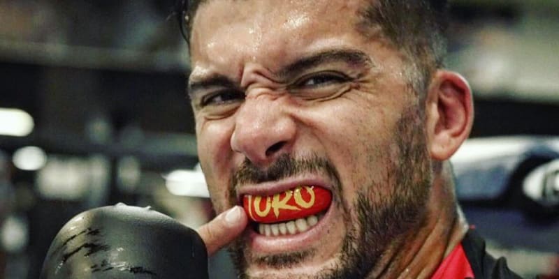 Španělský olympijský šampion v rychlostní kanoistice Cristian Toro se rád věnuje i MMA