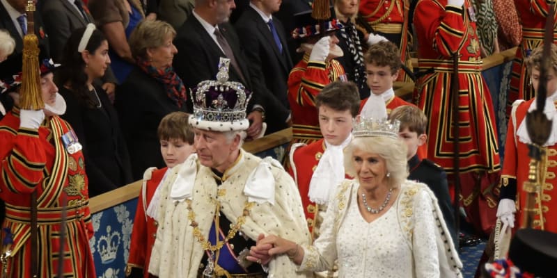 Král Karel III. s manželkou během korunovace