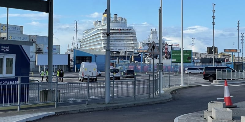 Výletní loď Spirit of Discovery v přístavu v Portsmouthu