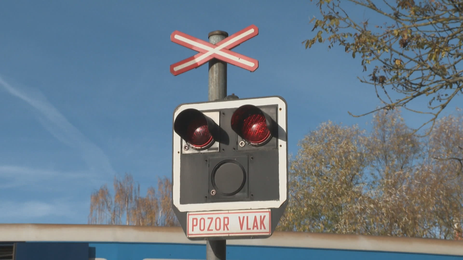 V Pelhřimově se na přejezdu srazily souprava a nákladní vůz (9. 11. 2023).