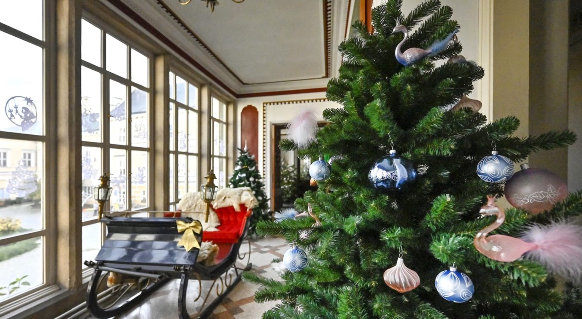 Zámek Světlá nad Sázavou: Vánoční stromky spolu s vystavenými saněmi odkazují k populární pohádce Tři oříšky pro Popelku.