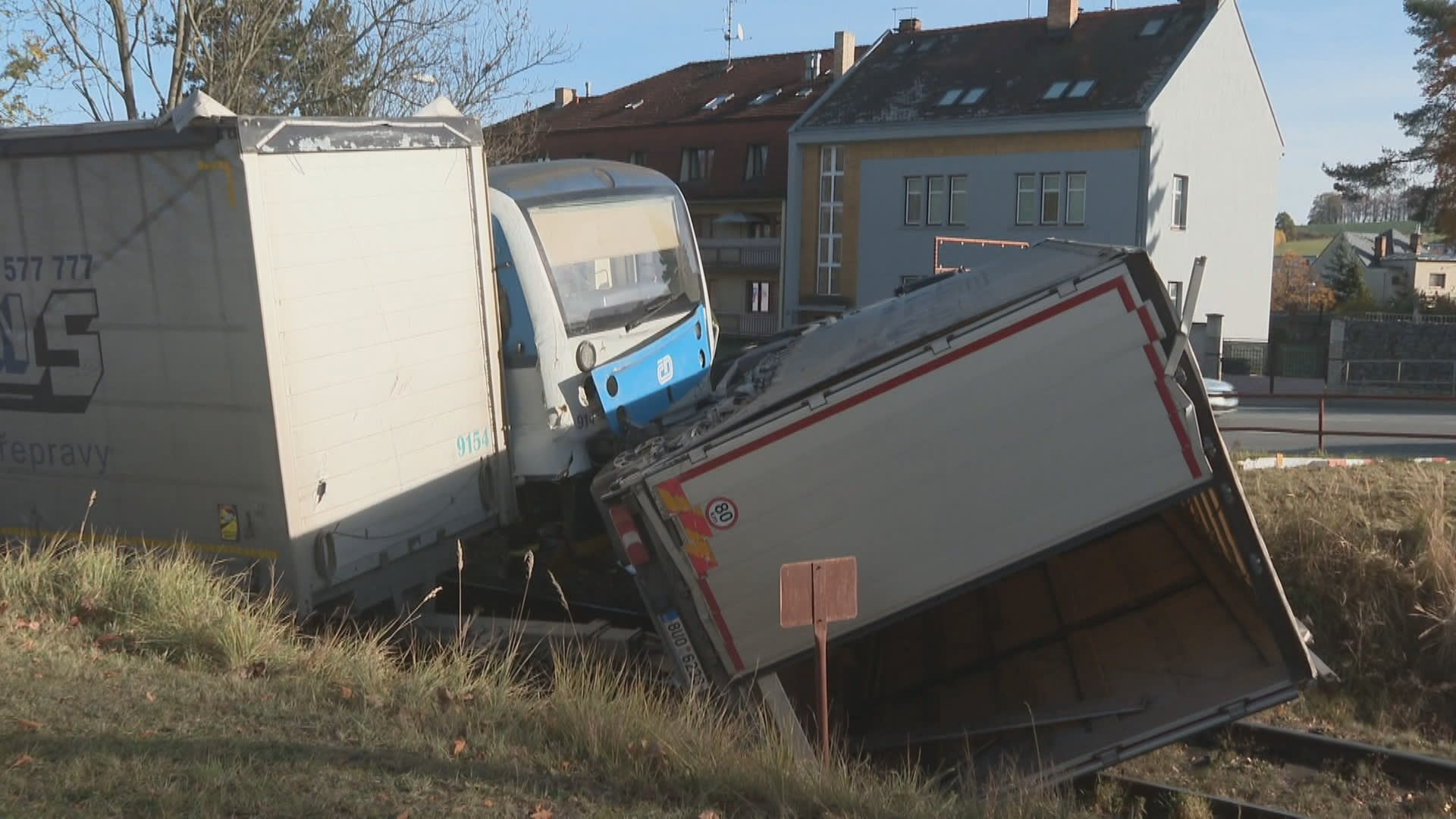 V Pelhřimově se na přejezdu srazily souprava a nákladní vůz (9. 11. 2023).