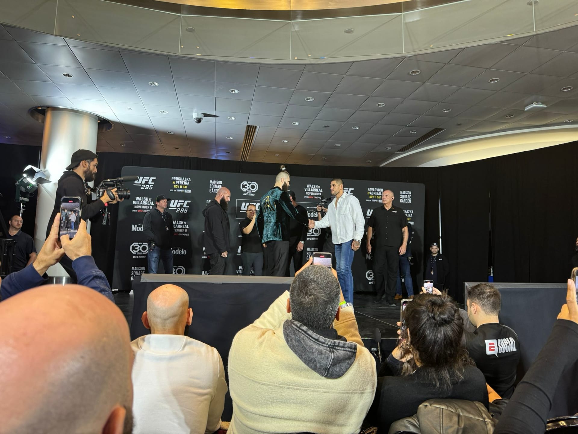 Jiří Procházka po tiskové konferenci k sobotnímu turnaji UFC 295 poprvé pohlédl tváří v tvář soupeři Alexu Pereirovi.