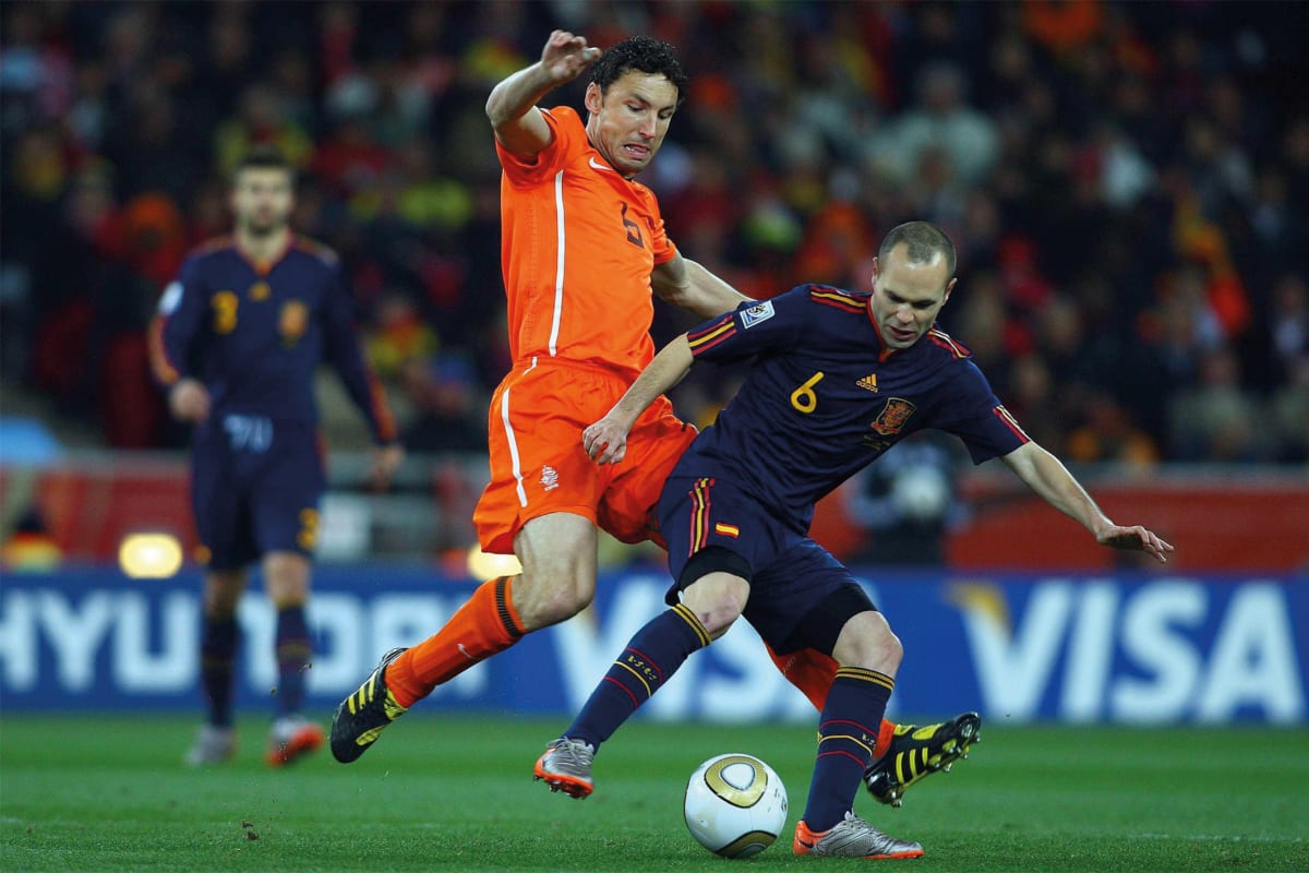 Zatímco argentinská reprezentace s Lionelem Messim utržila v roce 2010 na MS v JAR debakl od Německa, Andrés Iniesta se stal mistrem světa, navíc ve finále proti NIzozemsku vstřelil jediný gól zápasu.